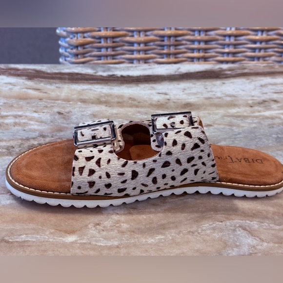 Women’s DIBA TRUE white/black cow hair buckle sandals. - Picture 6 of 7